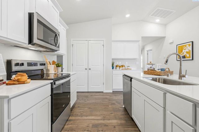 11305 Buckingham Dr, Pasco, WA 99301