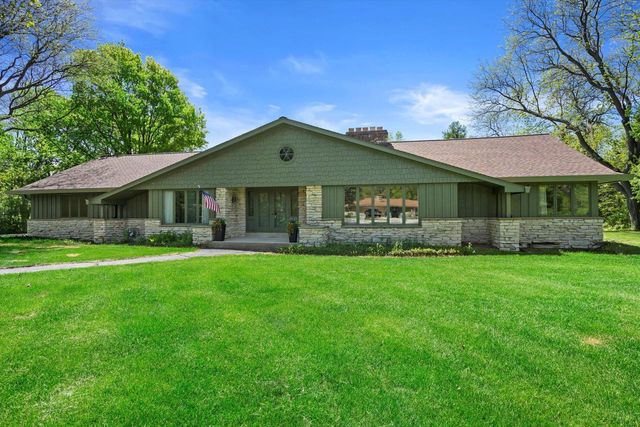 9011 W Meadow LANE, Franklin, WI 53132
