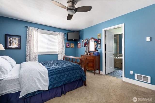 1796 Twin Oaks Lane, Freeland, WA 98249