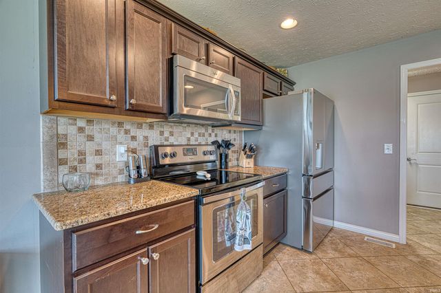 9940 Arbor Lake Drive, Newburgh, IN 47630