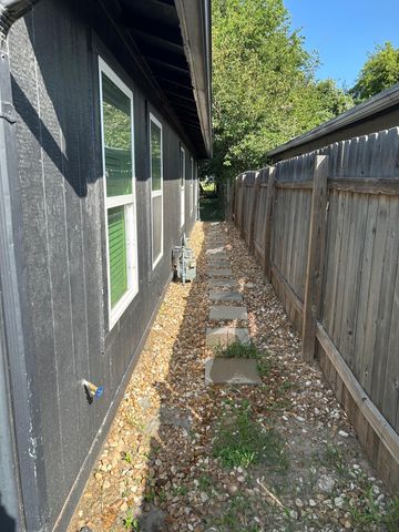 1118 Brookswood Ave E B, Austin, TX 78721