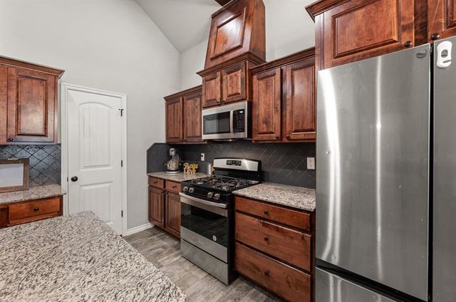 233 Timber Lane, Harrah, OK 73045