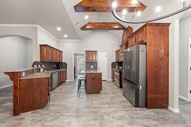233 Timber Lane, Harrah, OK 73045