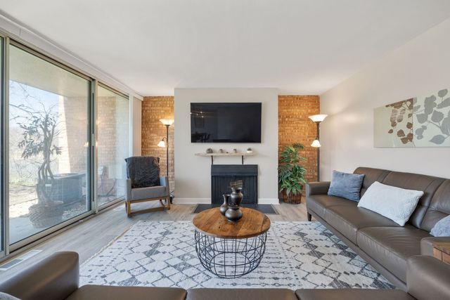 6000 E Lake Drive 1D, Lisle, IL 60532