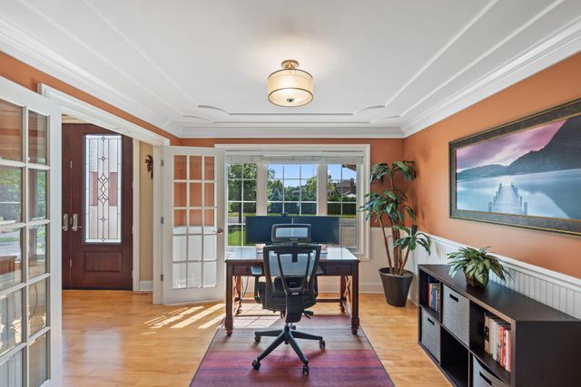 902 Kendall Court, Crown Point, IN 46307