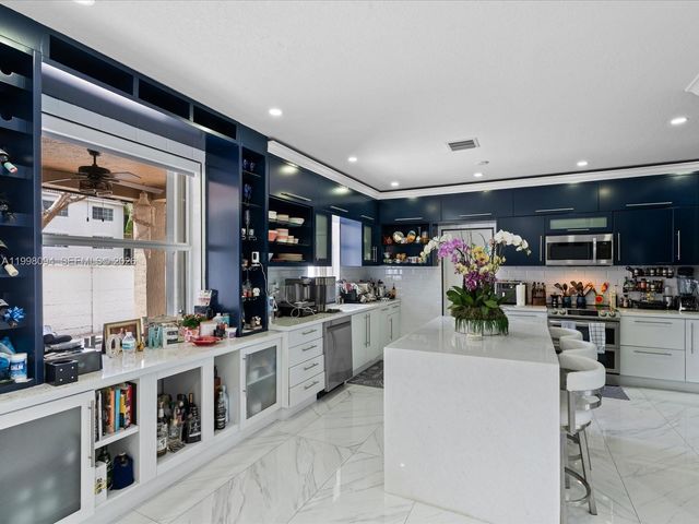 10872 NW 51st Ln, Doral, FL 33178