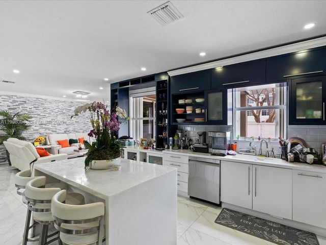 10872 NW 51st Ln, Doral, FL 33178