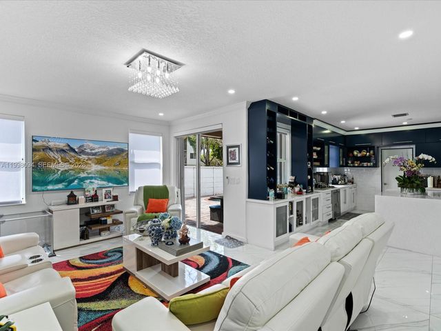 10872 NW 51st Ln, Doral, FL 33178