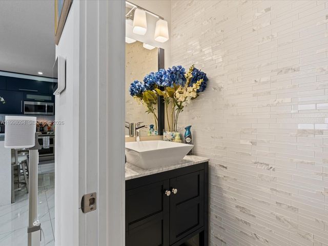 10872 NW 51st Ln, Doral, FL 33178