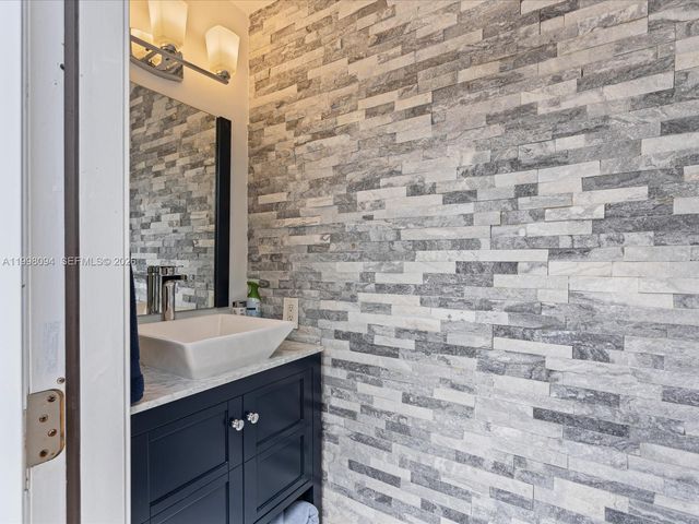 10872 NW 51st Ln, Doral, FL 33178