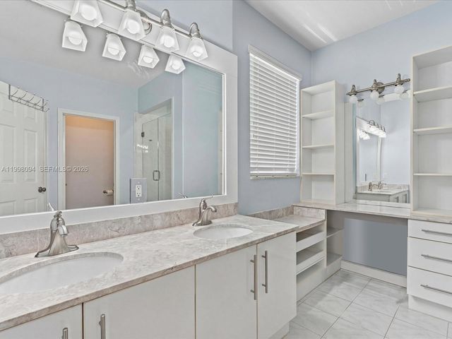 10872 NW 51st Ln, Doral, FL 33178