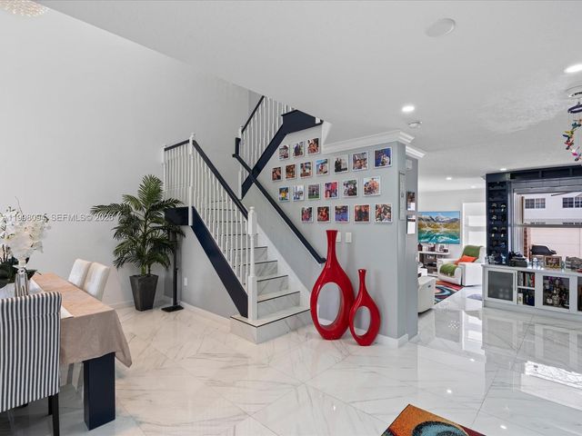 10872 NW 51st Ln, Doral, FL 33178