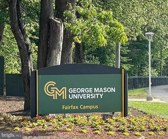 10413 COURTHOUSE DR, Fairfax, VA 22030