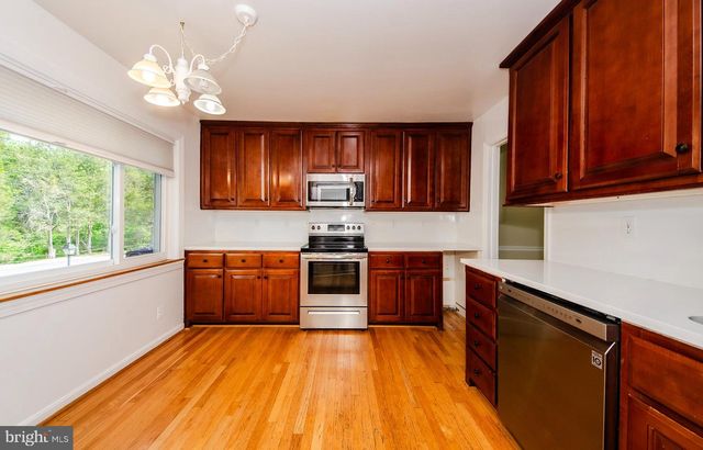 10413 COURTHOUSE DR, Fairfax, VA 22030