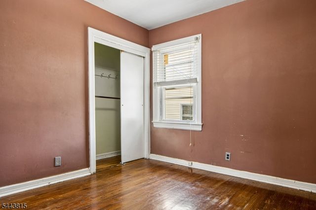 8 Berdan Ave, Fair Lawn Boro, NJ 07410
