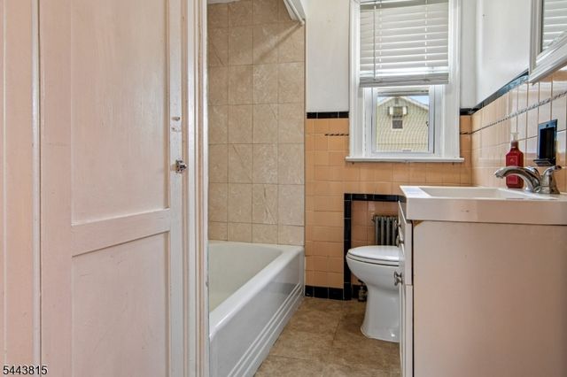 8 Berdan Ave, Fair Lawn Boro, NJ 07410