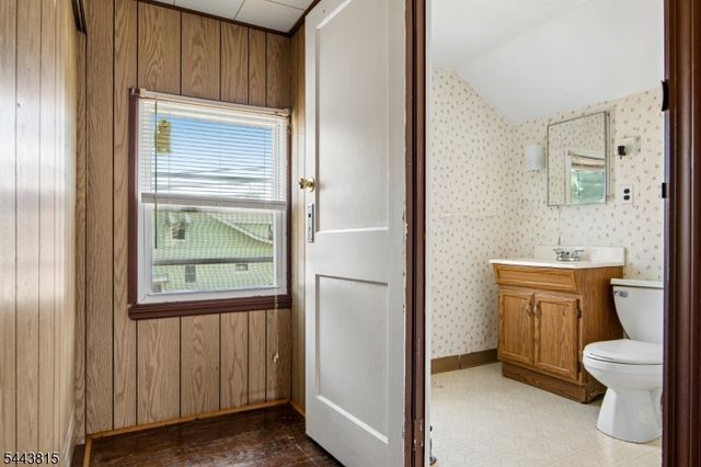 8 Berdan Ave, Fair Lawn Boro, NJ 07410