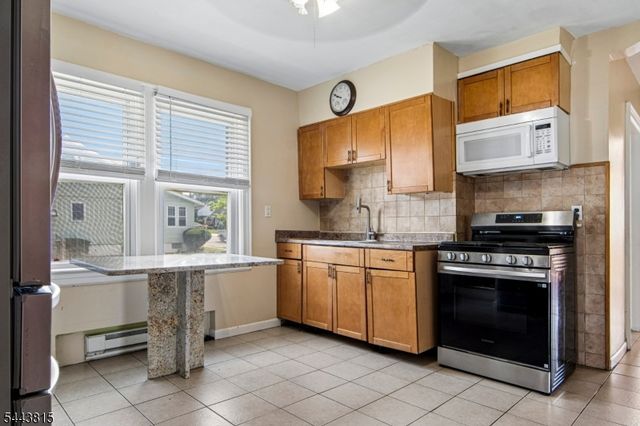 8 Berdan Ave, Fair Lawn Boro, NJ 07410