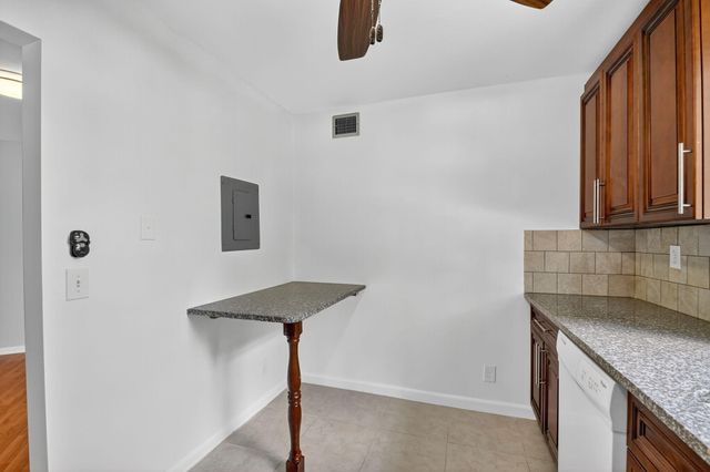 5040 Rose Hill Drive 206, Boynton Beach, FL 33437