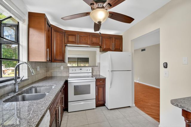 5040 Rose Hill Drive 206, Boynton Beach, FL 33437