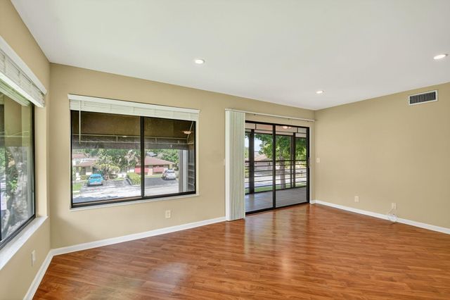 5040 Rose Hill Drive 206, Boynton Beach, FL 33437