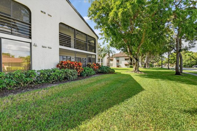 5040 Rose Hill Drive 206, Boynton Beach, FL 33437