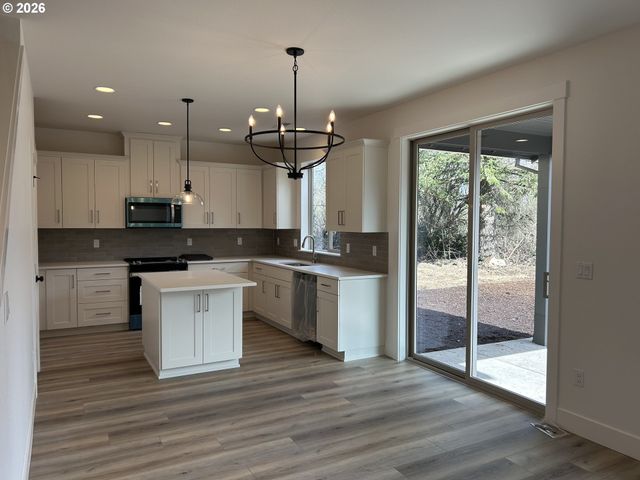 1141 Rachel Ln, Molalla, OR 97038