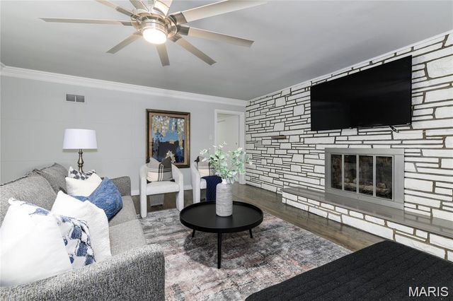 18 Country Aire Drive, St Louis, MO 63131