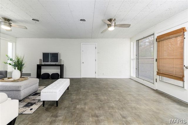 18 Country Aire Drive, St Louis, MO 63131