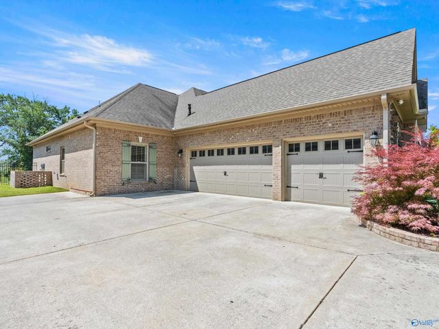 7552 Parktrace Lane SE, Owens Cross Roads, AL 35763