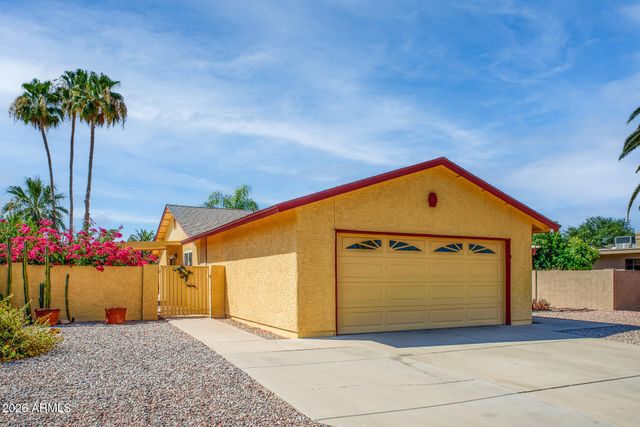 25821 S NEW TOWN Drive, Sun Lakes, AZ 85248