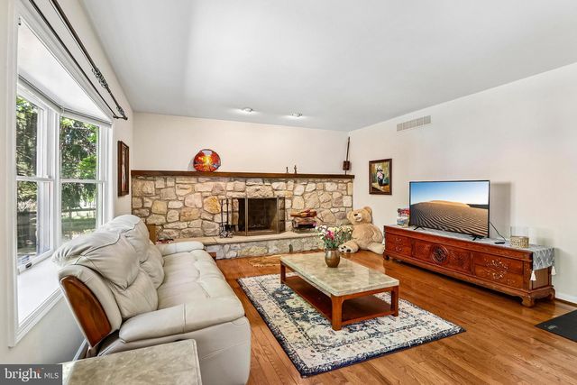4 MONROE DR, Princeton Junction, NJ 08550