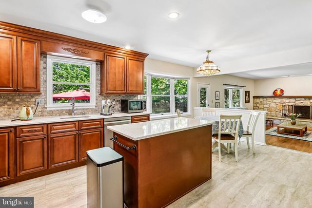 4 MONROE DR, Princeton Junction, NJ 08550