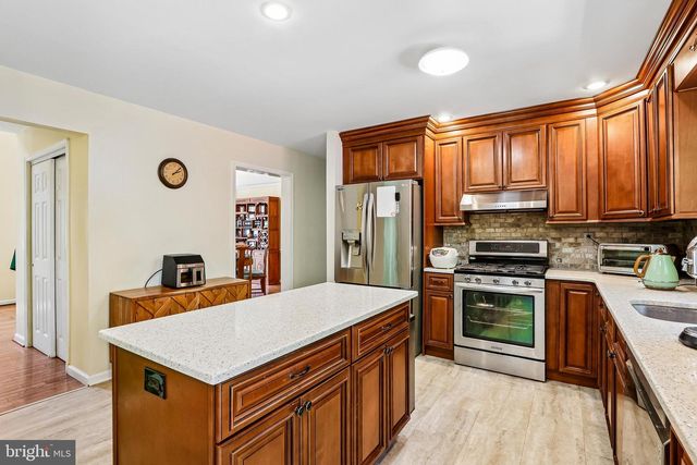 4 MONROE DR, Princeton Junction, NJ 08550