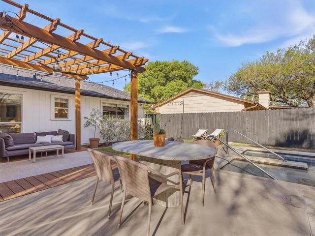 1902 Metairie CIR, Austin, TX 78727