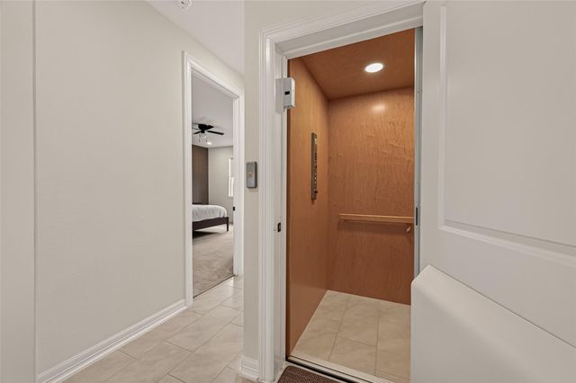 27 W Oaks Drive, Houston, TX 77058