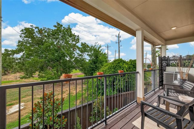 27 W Oaks Drive, Houston, TX 77058