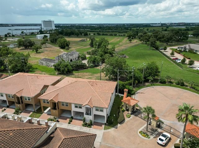 27 W Oaks Drive, Houston, TX 77058