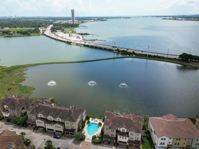 27 W Oaks Drive, Houston, TX 77058