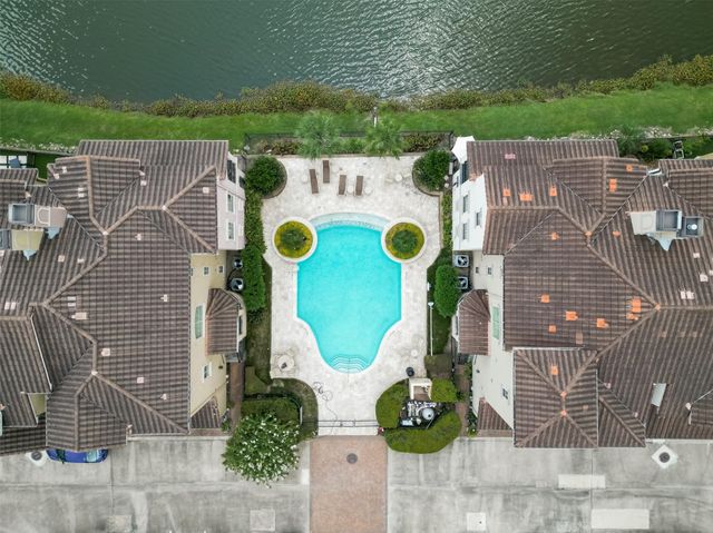 27 W Oaks Drive, Houston, TX 77058