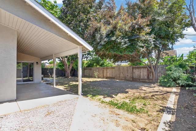 2248 Country Manor Dr, Riverbank, CA 95367