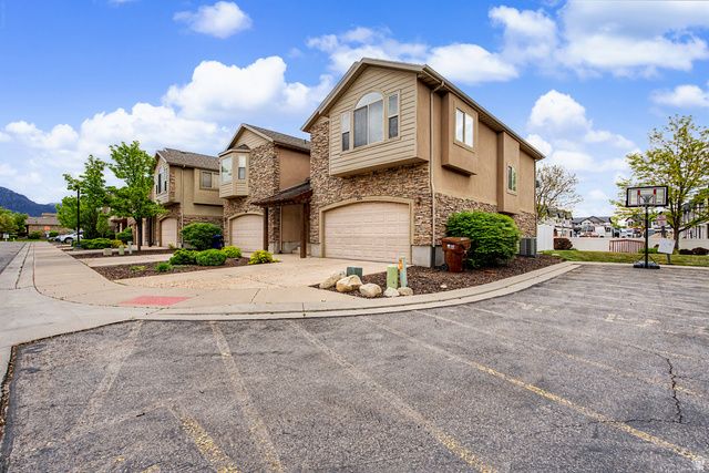 266 E TWIN BRIDGES LN, Midvale, UT 84047