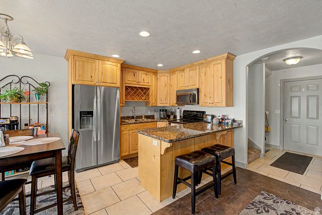 266 E TWIN BRIDGES LN, Midvale, UT 84047