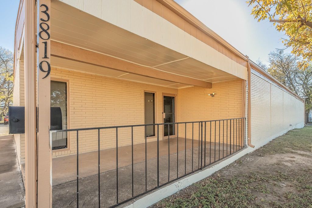 3819 Mccart Avenue, Fort Worth, TX 76110 — photo 2