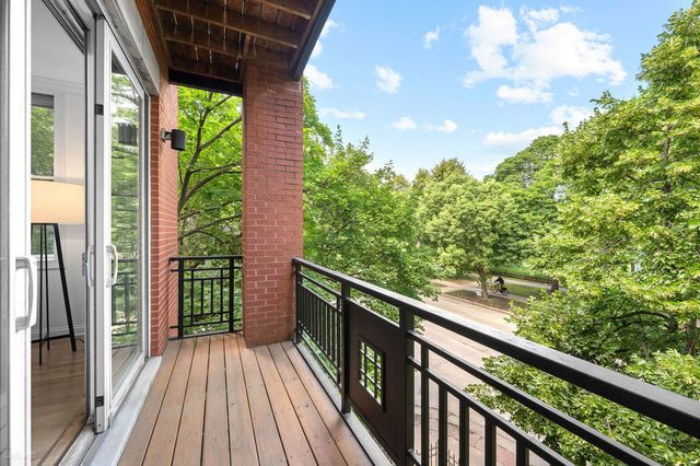 2323 W MONTROSE Avenue 2W, Chicago, IL 60618