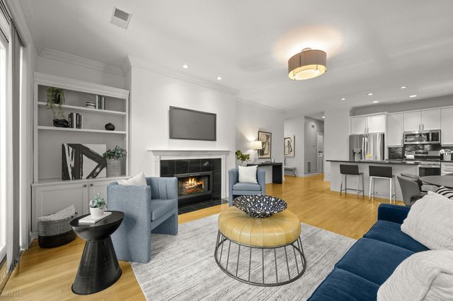2323 W MONTROSE Avenue 2W, Chicago, IL 60618