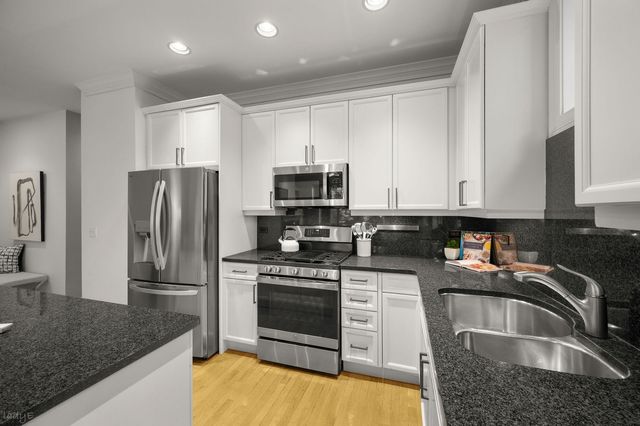 2323 W MONTROSE Avenue 2W, Chicago, IL 60618