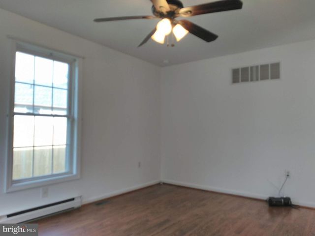 320 E HIGH ST, Clayton, NJ 08312