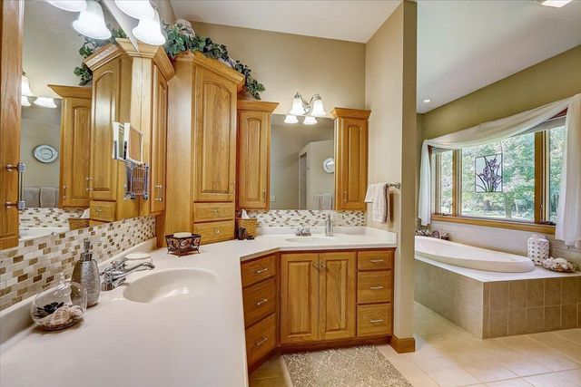 S7711 Freedom Road, North Freedom, WI 53951