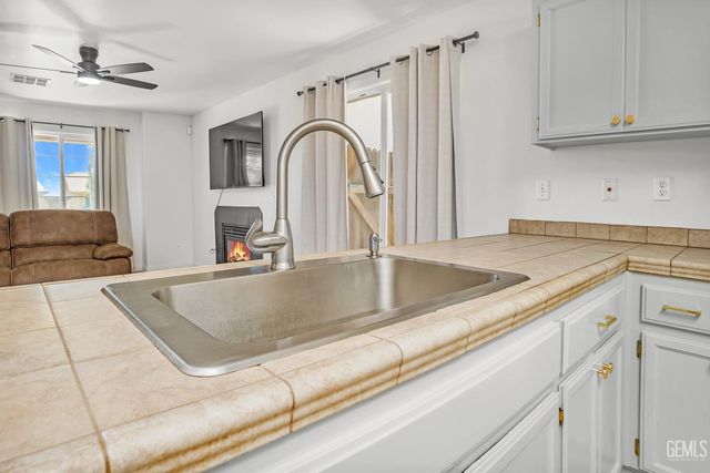 814 Greenwood Meadow Lane, Bakersfield, CA 93308